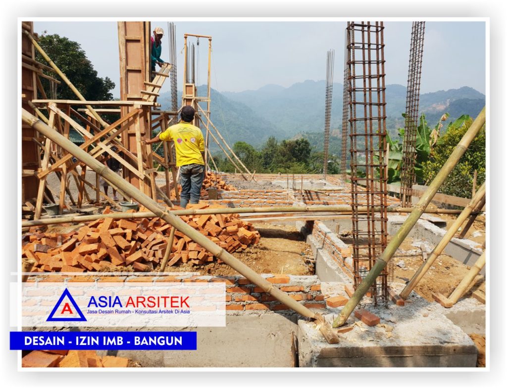 Proses-Pemberian-adukan-coran-pada-kolom-Proyek-Villa-Minimalis-2-Lantai-Bu-Kartini