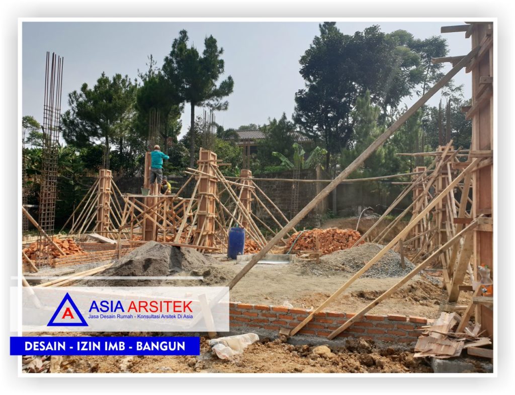 Proses-Pemberian-adukan-coran-pada-kolom-Proyek-Villa-Minimalis-2-Lantai-Bu-Kartini-2
