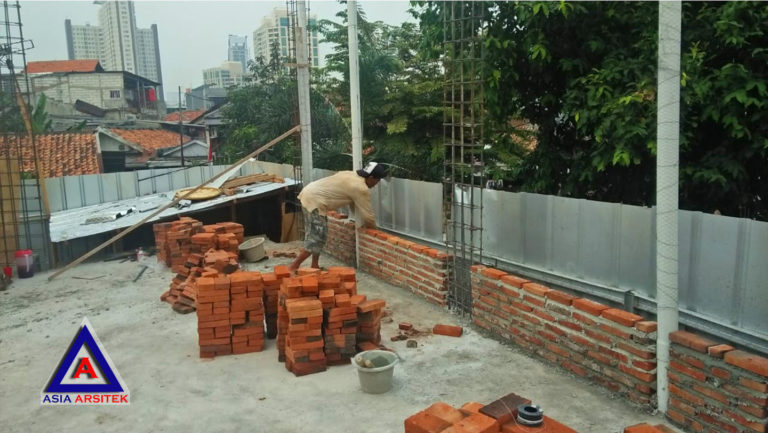 Proses Pemasangan Bata Merah Jasa Desain Rumah Klasik/Classic Mewah Bu Elisa Di Jakarta Timur