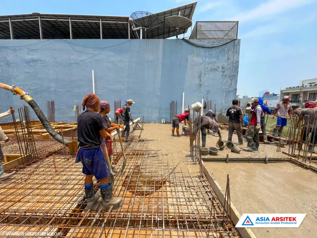 Pembangunan Rumah Tinggal Mewah Tropis 3 Lantai di Kota Jakarta Utara pengecoran