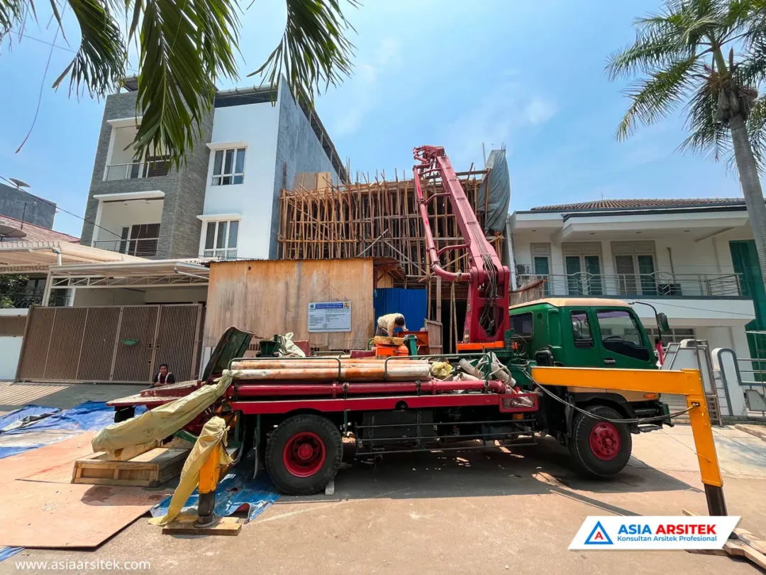 Pembangunan Rumah Tinggal Mewah Tropis 3 Lantai di Kota Jakarta Utara depan