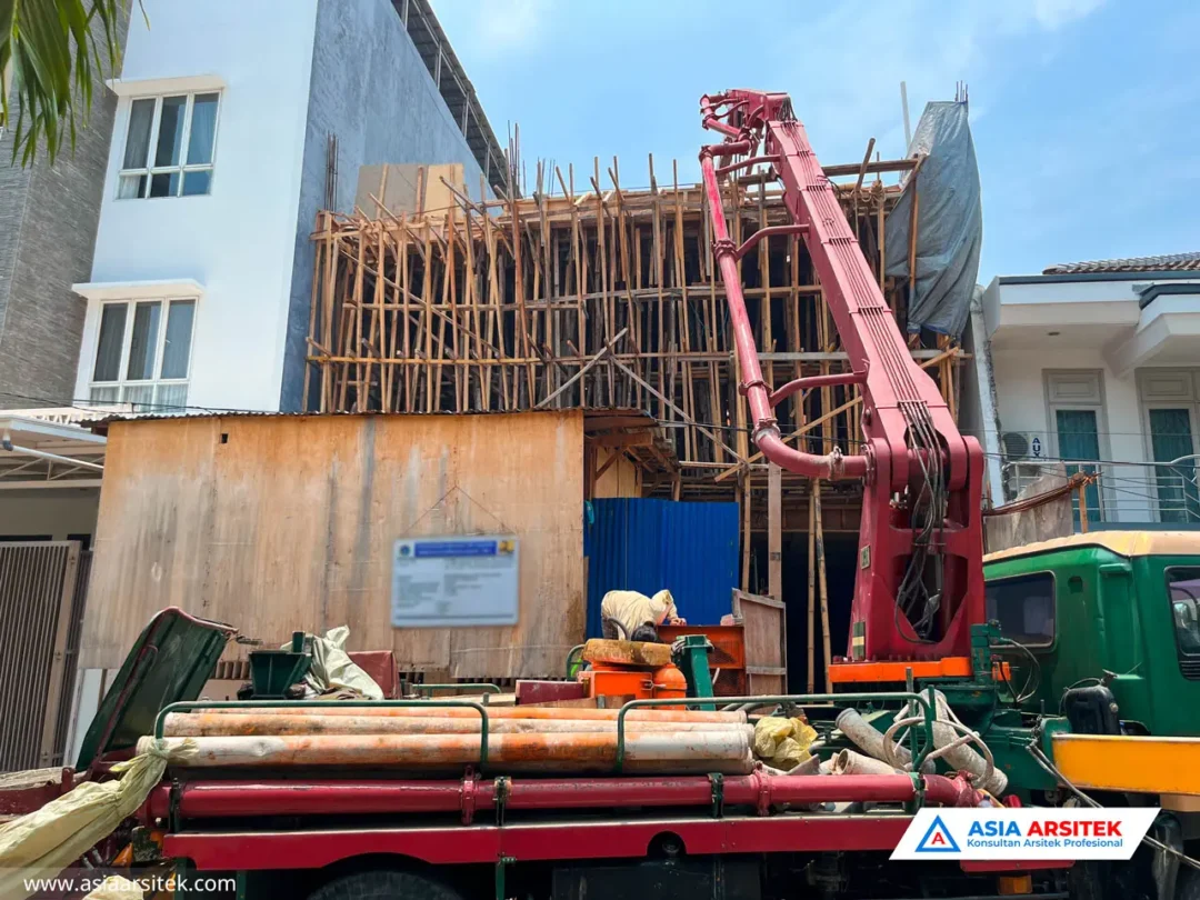 Pembangunan Rumah Tinggal Mewah Tropis 3 Lantai di Kota Jakarta Utara depan