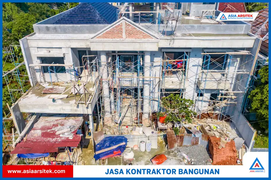 fasad depan rumah klasik 2 lantai mewah gaya eropa dengan kolom besar dan atap segitiga
