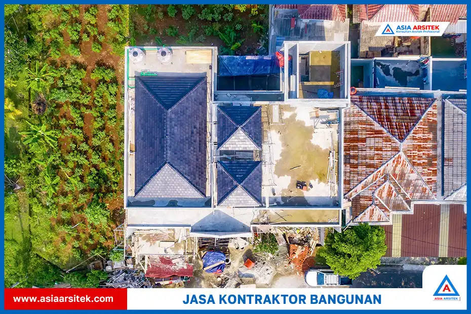 tampilan top view rumah klasik 2 lantai dengan atap limasan dan layout bangunan klasik mewah 2 lantai