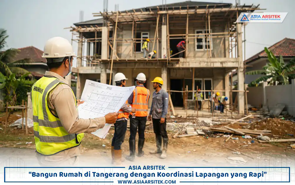 Koordinasi proyek rumah Tangerang antara arsitek, kontraktor, dan mandor di lokasi pembangunan