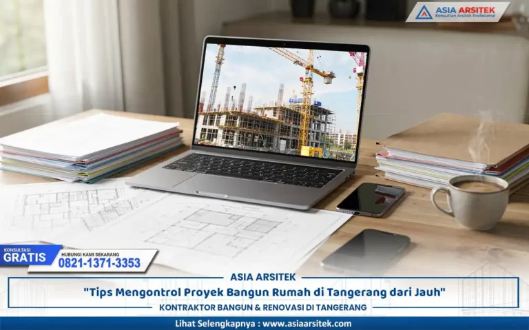 pemilik rumah melakukan kontrol proyek Tangerang dari jarak jauh menggunakan laptop dan laporan konstruksi