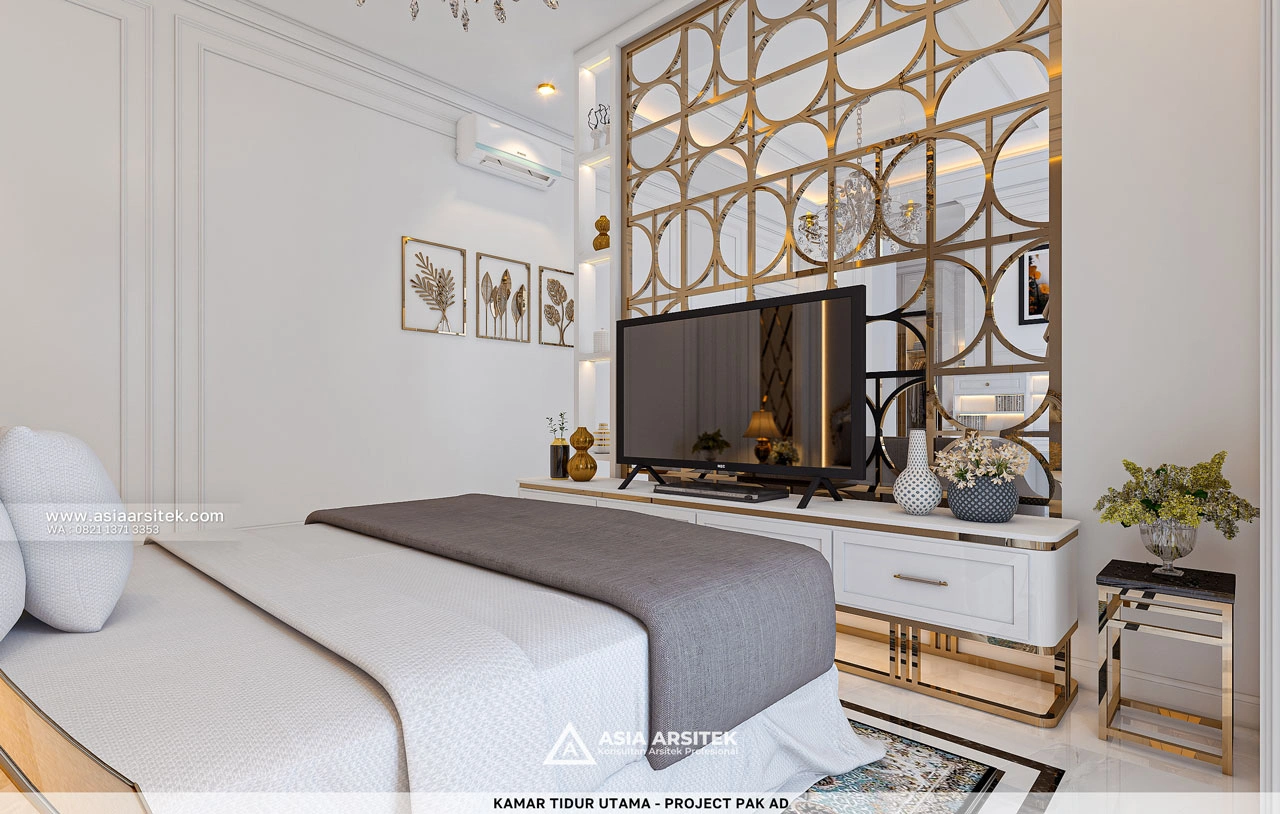 Desain Kamar Tidur Utama Dengan TV Rumah Klasik 2 Lantai Bapak AD di Kebon Jeruk Jakarta Barat