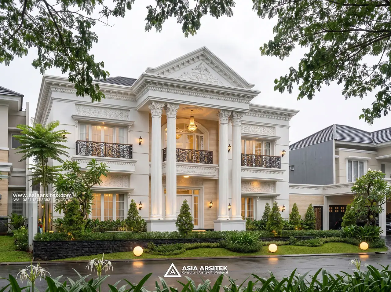 Desain Tampak Fasad Rumah Klasik 2 Lantai Bapak FDL di Padang Sumatra Barat
